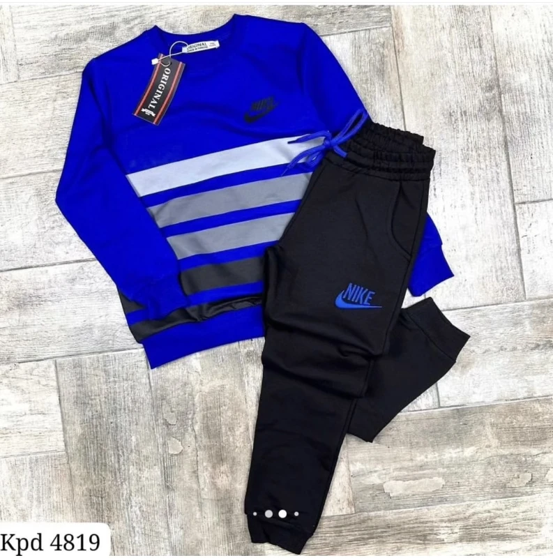 Çizgili erkek eşofman takım 