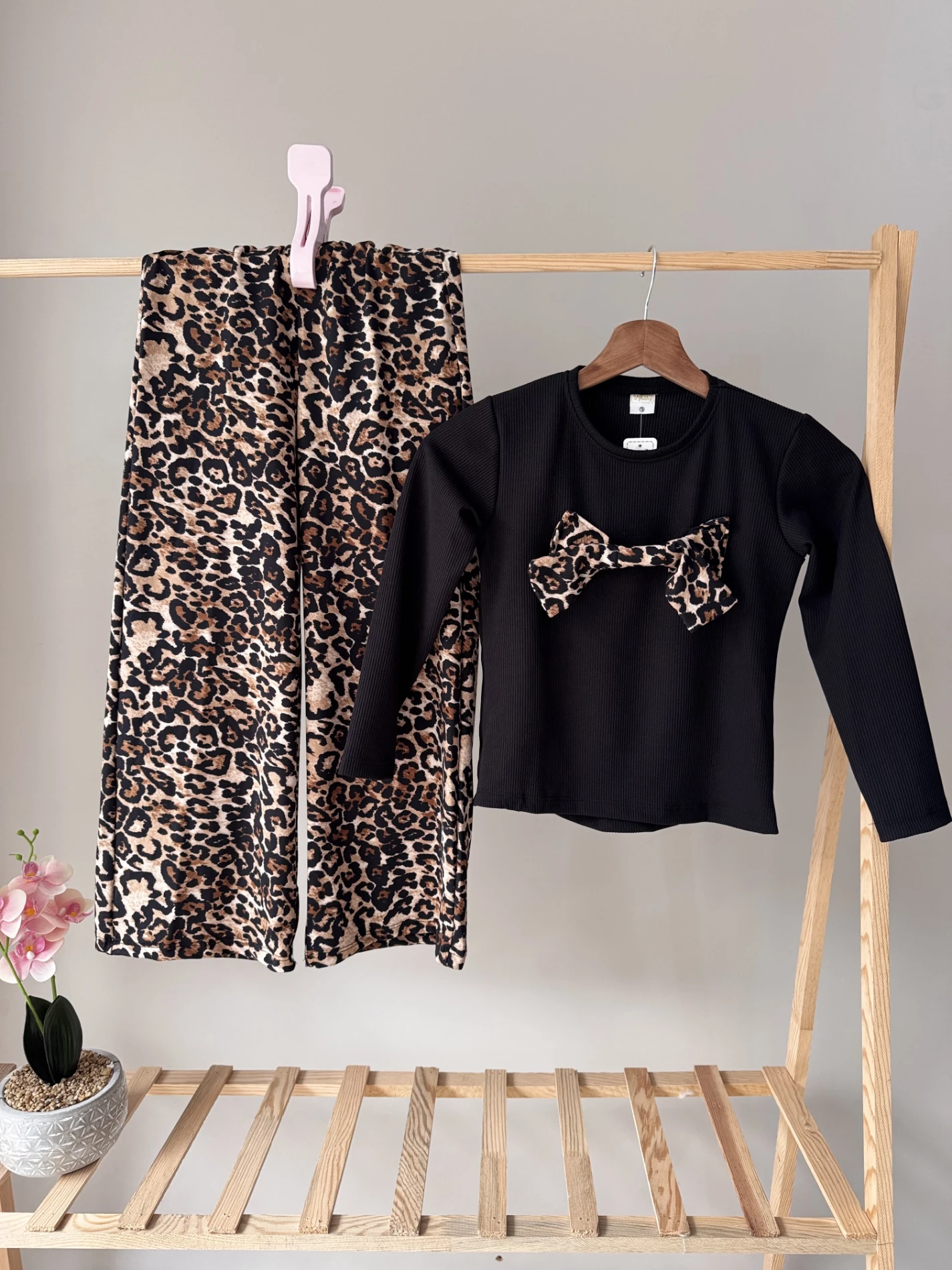 Leoparlı pantolonlu fiyonklu takım 