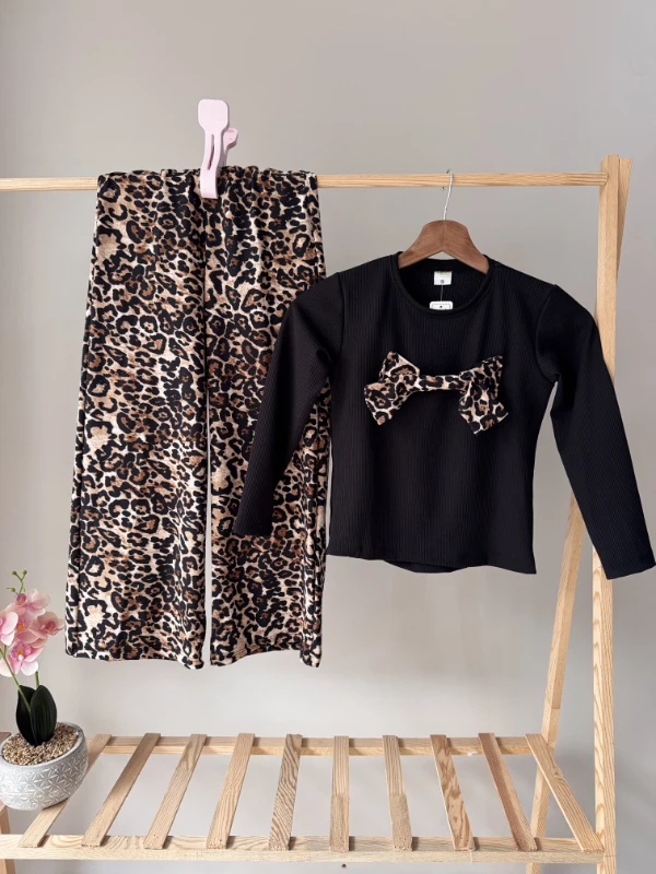 Leoparlı pantolonlu fiyonklu takım 