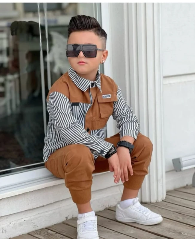 Çizgili erkek gömlekli takım 